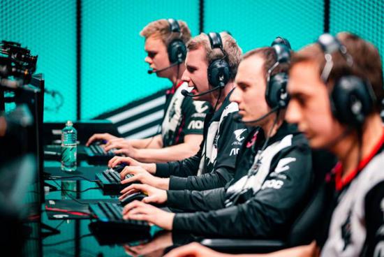 S15世界赛半决赛精彩对决：TES迎战T1，GEN对抗KT